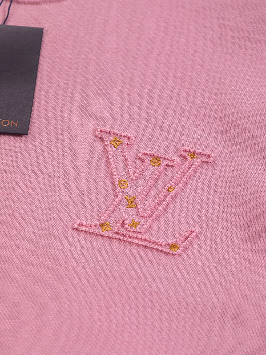 🅿️190 Louis Vuitton 1V LV micro-wide version S-XL LV 26ss New product counters are on the shelves at the same time Multiple craftsmanship Three-dimensional hollow gold dot letters embroidery on the chest🪡logo Large logo embroidery on the back hollow gold dot letters🪡logo Short-sleeved T-shirt Round neck short-sleeved T-shirt, the same style for men and women! Consigned to one-to-one creation. Synchronized with the official website, pure cotton fabrics at the counter! It is close to the skin and comfortable, durable and easy to wear. It has a classic and simple logo design and meticulous original craftsmanship. Short-sleeves, a must-have item for men, do not appear to be the same for the general public, but must be unique and eye-catching. This LV short-sleeve is all about quality, comfort, the same shape and fashion as always, including fabrics and cutting techniques. All of them have been made with great effort! 320 grams of washed pure cotton fabric, pure cotton is breathable, very refreshing and comfortable for daily wear. The rib knitting on the neckline is smooth and tight, and the neckline will not be skewed if you toss it at will. The loose version, you will find that it looks really good on the upper body. The overall is minimalist and neat, super versatile for daily use! Pair it casually with a pair of pants for a youthful look. A T-shirt will make your outfit crazy. It is a fashionable item that can never go wrong! Color: Black White Pink Size: S-XL Size chart: S: Shoulder width 50-Bust 56-Length 70 M: Shoulder width 52-Bust 57-Length 72 L: Shoulder width 54-Bust 59-Length 74 XL: Shoulder width 56-Bust 62-Length 76
